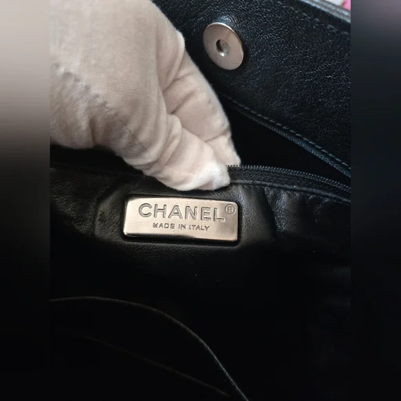 Chanel Luxe Ligne Tote Bag - Picture 14 of 16